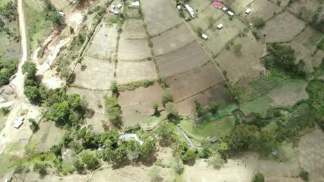 Neigender-Drohnenflug-Des-Geschäftigen-Lokalen-Marktes-Im-Stammesdorf-Kapenguria,-Traditionelle-Ländliche-Gemeinschaft-In-Kenia-Afrika