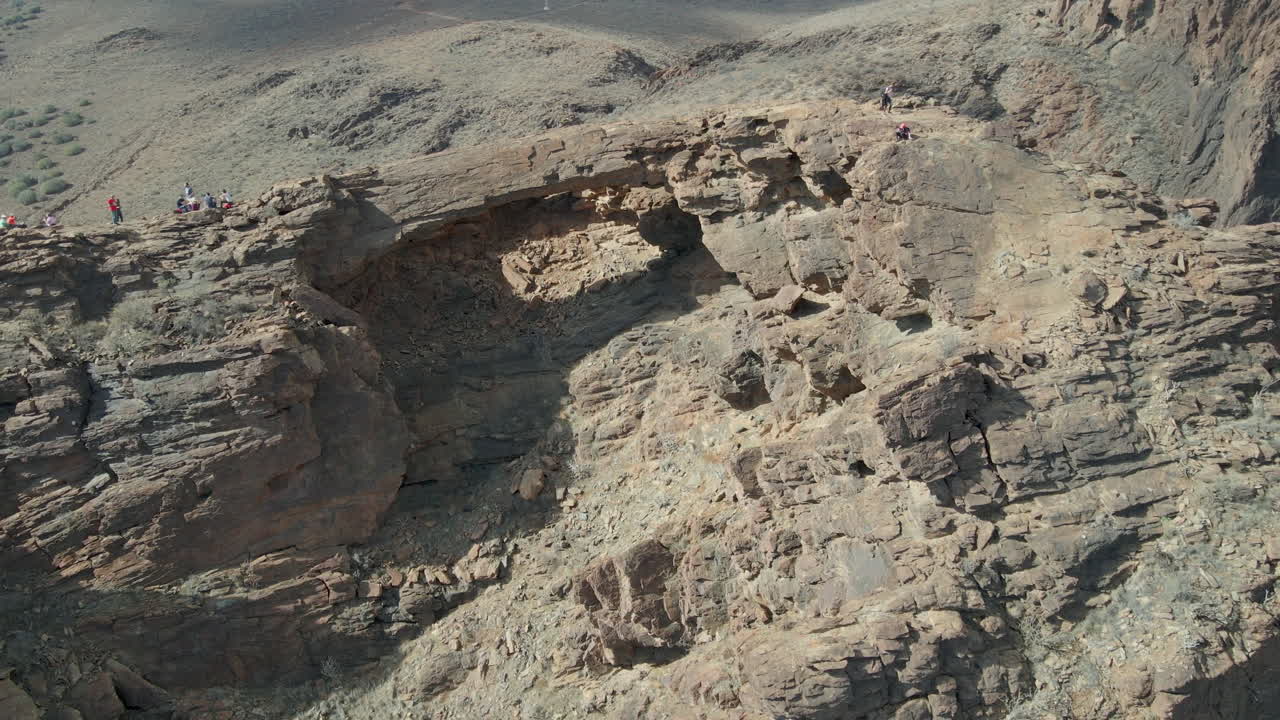 roación lenta alrededor de los turistas en el arco del coronadero