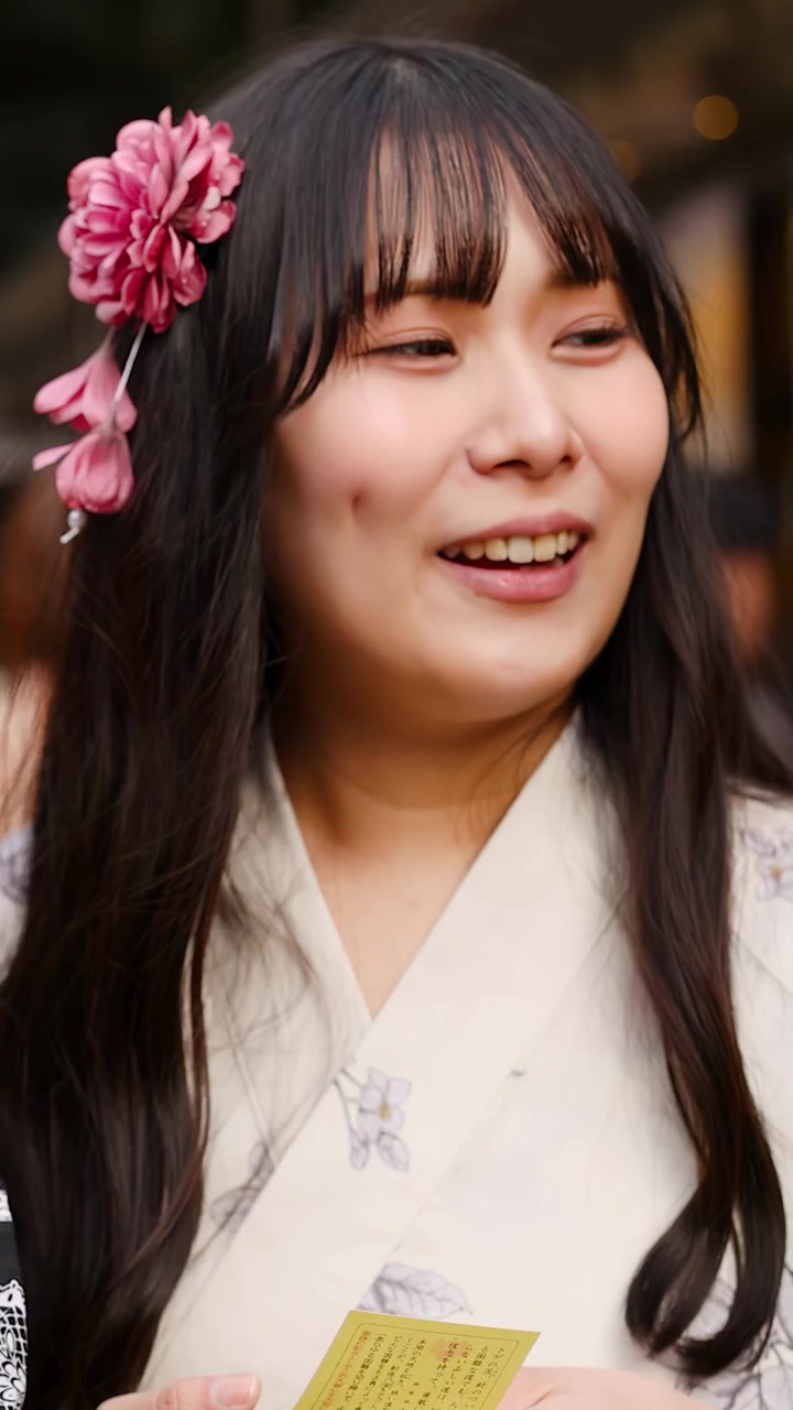 Due donne giapponesi in kimono tradizionali leggono oroscopi di carta al Santuario Meiji a Tokyo, Giappone.
