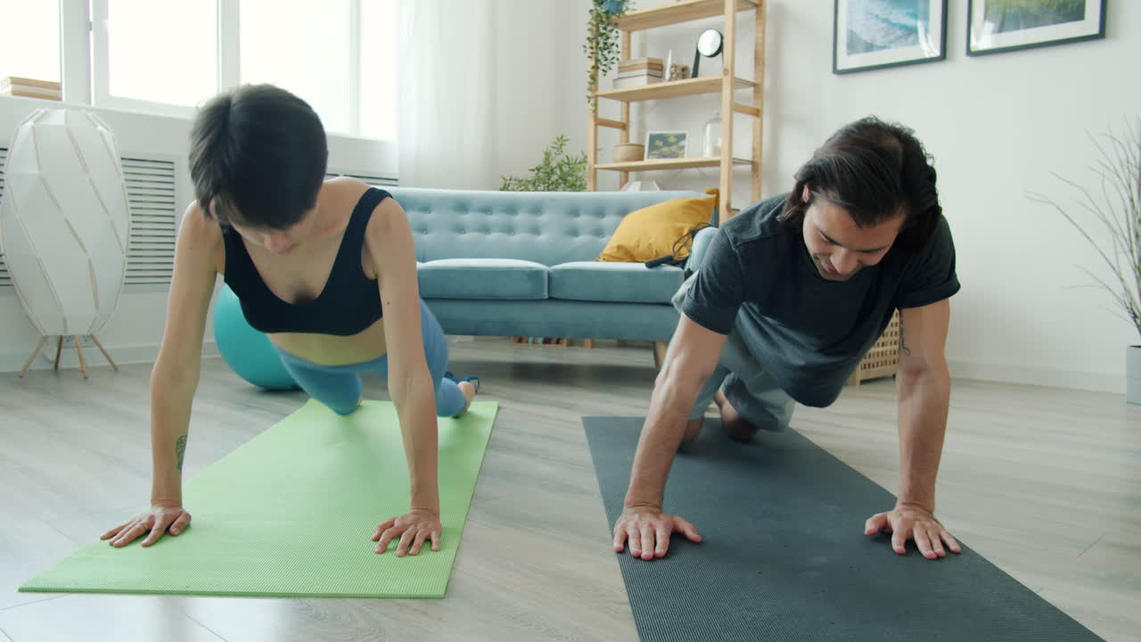 pareja haciendo yoga en casa