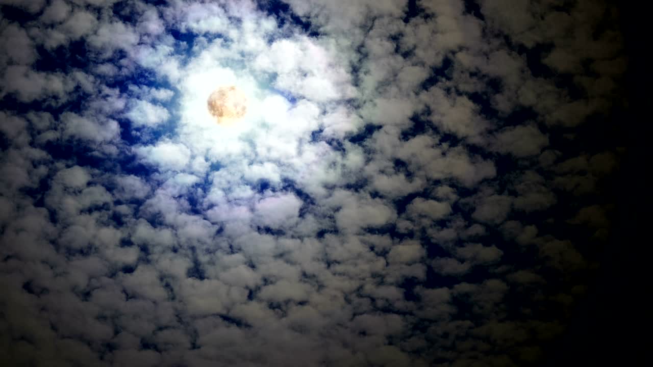 lapso de tiempo con la luna moviéndose entre las nubes