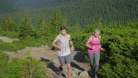 Examen-De-Resistencia-Y-Carrera-Extrema,-Un-Hombre-Y-Una-Mujer-Están-Corriendo-Por-El-Sendero-De-La-Montaña-4k-Video