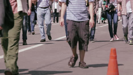 personas caminando por una concurrida calle de la ciudad