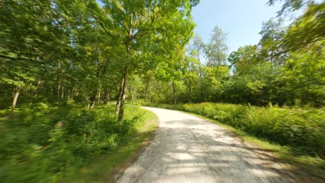 Radfahren-Und-Laufen-Auf-Schotterpfaden