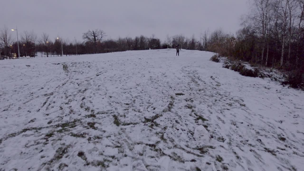 Pupazzo di neve su un campo innevato a Londra, Regno Unito, in inverno - drone a bassa quota