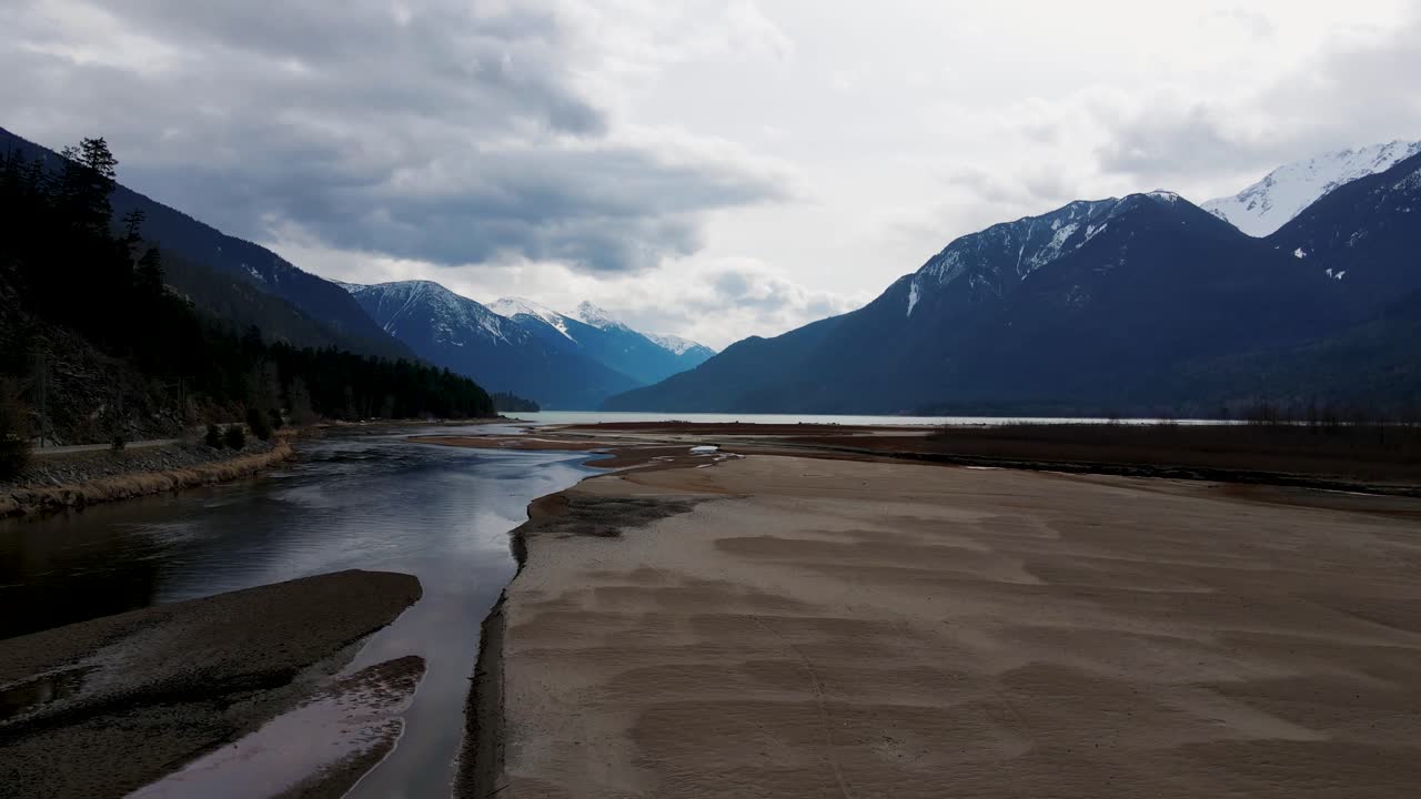 Ripresa aerea con drone della zona del Lago Lillooet nella Columbia Britannica, Canada