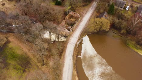 corriente de agua que drena de un derrame de lago en la inundación de primavera, vista desde arriba