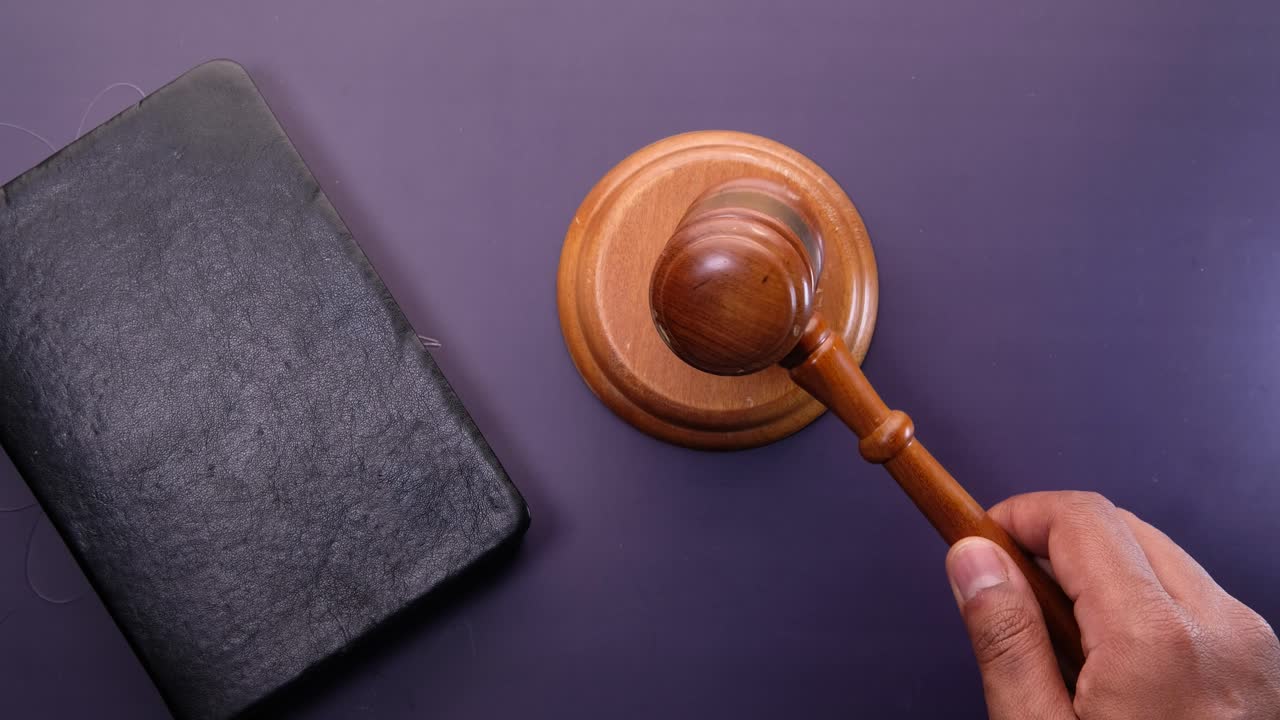 martillo del juez y libro legal