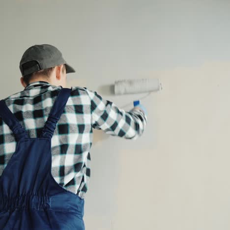 Male-Builder-Paints-Wall-With-Roller-1