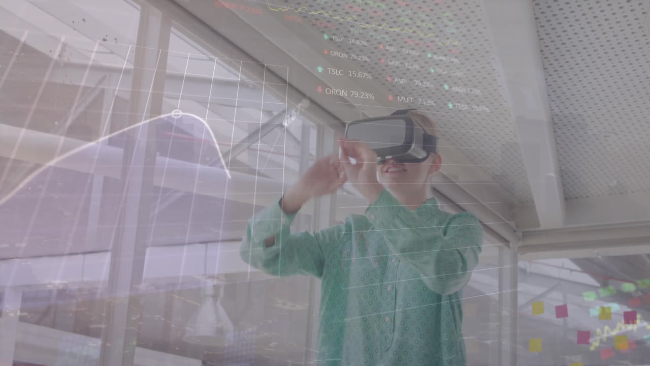 Animaatio talousdatan käsittelystä VR-lasit päässään olevan miehen yllä.