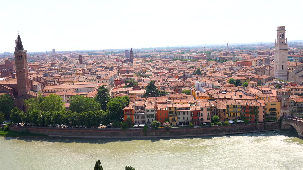 vista panorámica de toda verona y sus pintorescas casas, italia