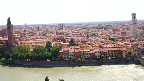 Vista-Panorámica-De-Toda-Verona-Y-Sus-Pintorescas-Casas,-Italia.