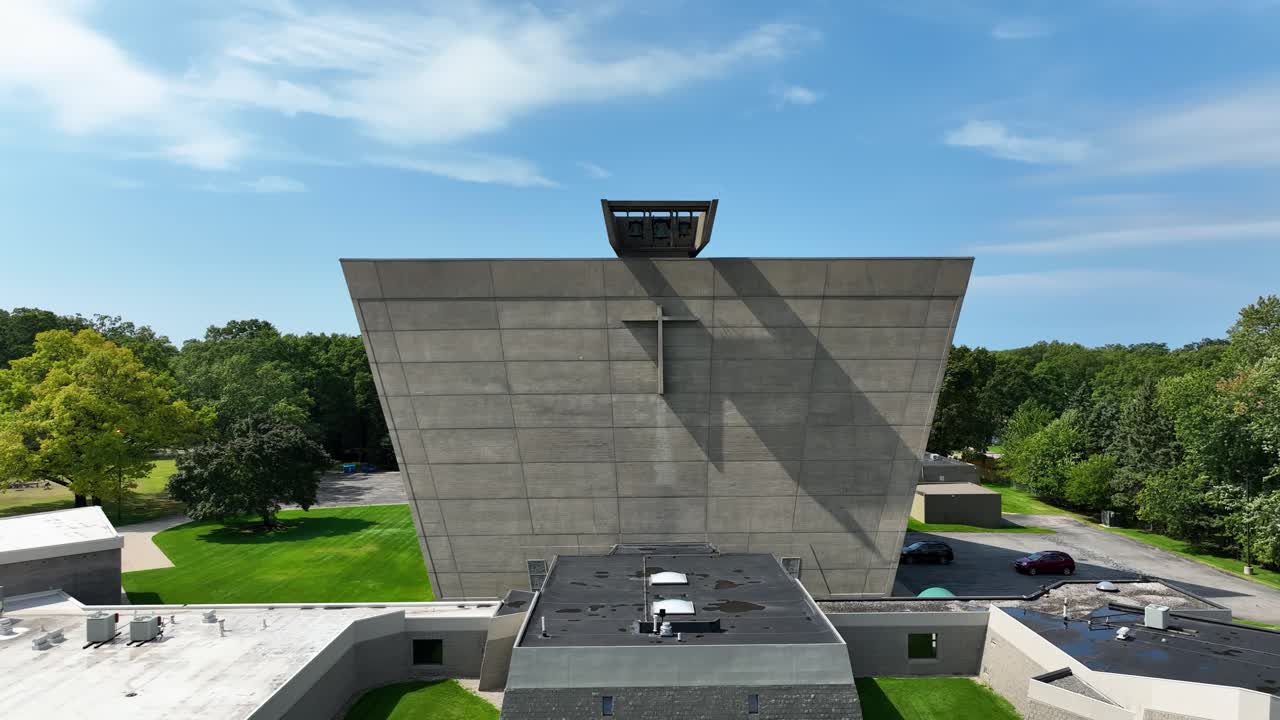 прямо на виду, медленно поднимаясь, чтобы показать величие сооружения