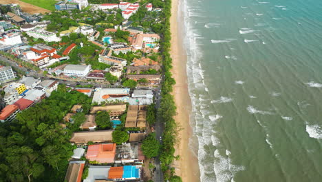 Vuelo-Aéreo-Sobre-La-Costa-Y-La-Calle-Principal-De-Ao-Nang-En-Un-Día-Soleado,-Tailandia