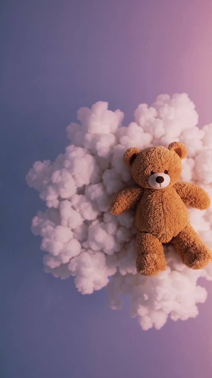 Vista aerea di un orsetto di peluche che riposa su nuvole soffici su uno sfondo sfumato delicato