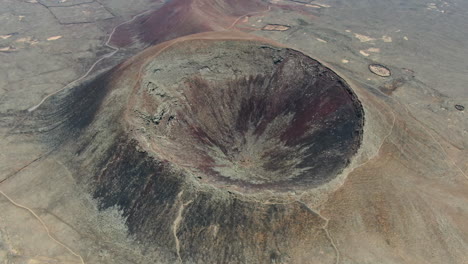 在高海拔的巴尤约火山之一拍摄的是一组在同一时间爆发的火山<unk>, 沿着几乎直线