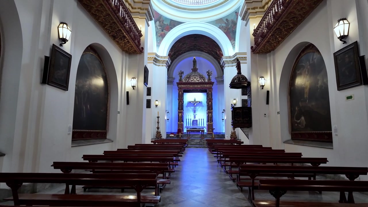 Perspectiva interior mostrando las filas de bancos de madera tradicionales y los impresionantes arcos de la catedral neoclásica