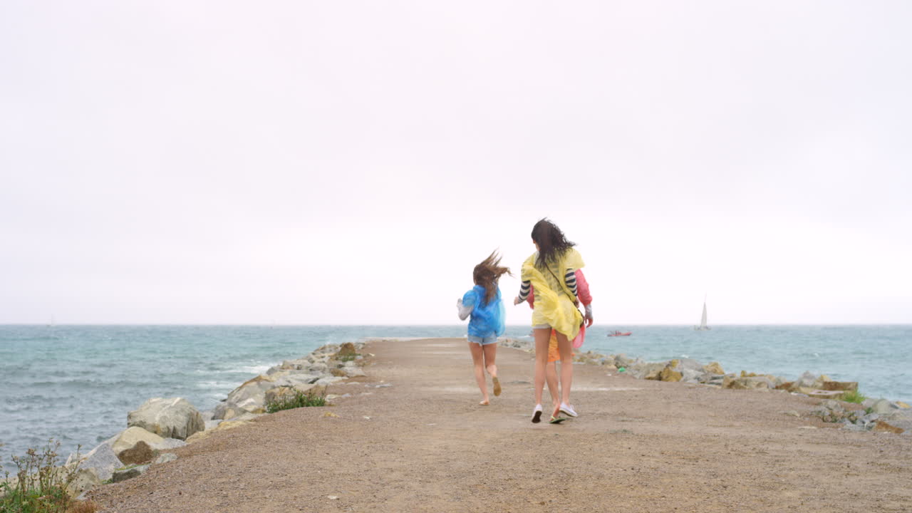 un grupo de amigos emocionados celebrando