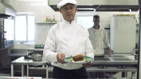 chef en la cocina decorar la comida