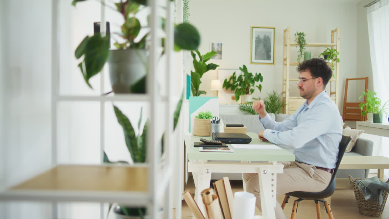 우울한 직원이 해고 이메일에 반응합니다.
