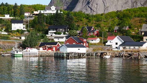 Casas-Noruegas-Tradicionales-En-Reine,-Lofoten,-Noruega