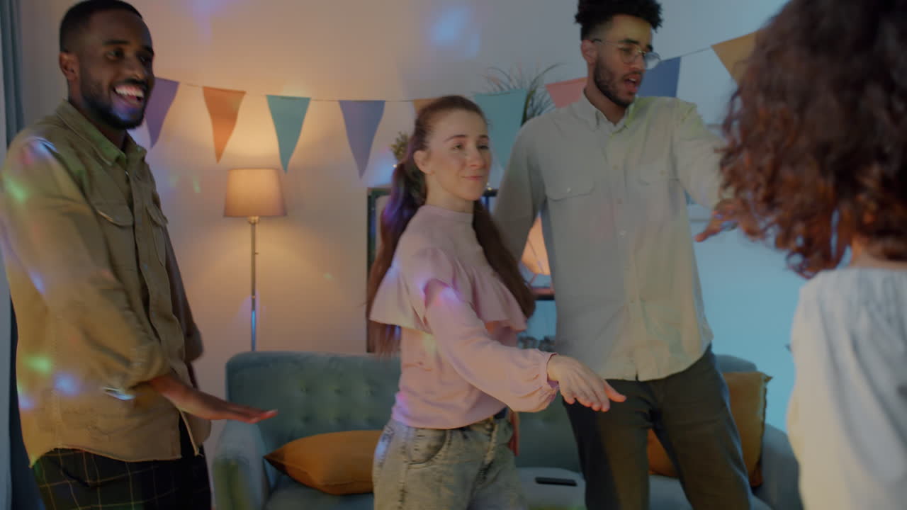 amigos bailando en una fiesta