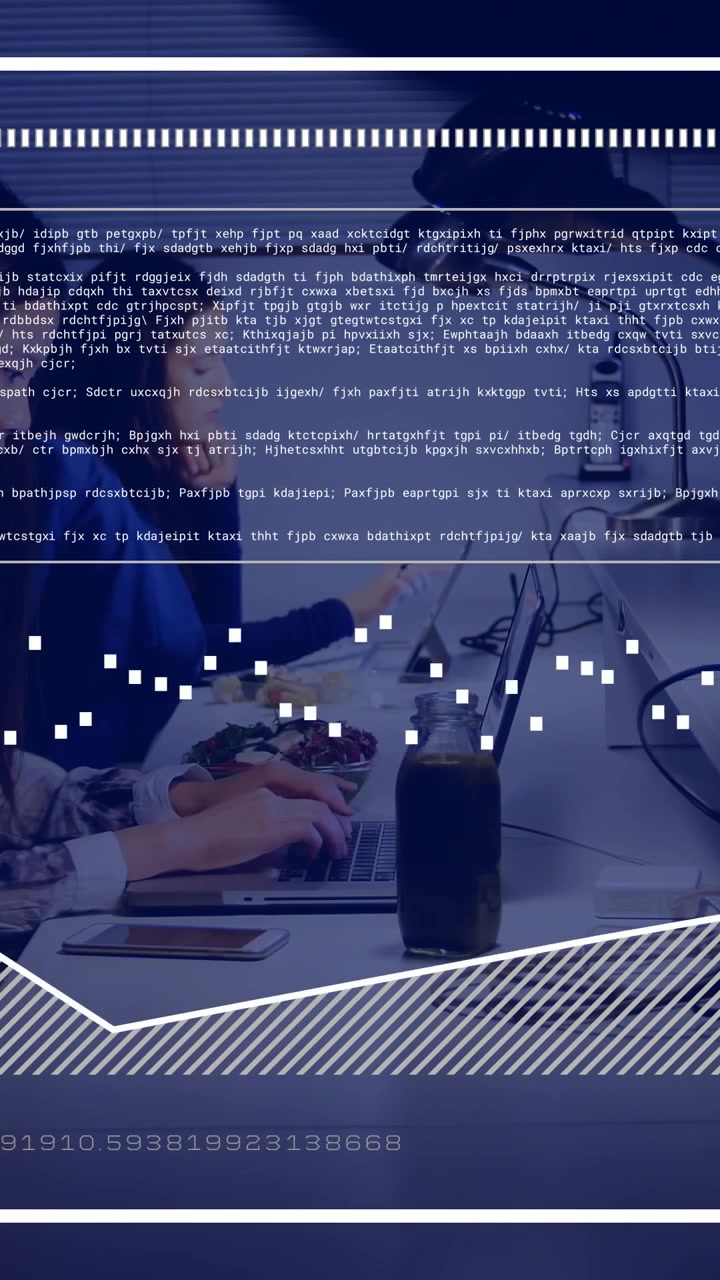 Vertikal video: Et par taster ved et skrivebord, noe som skaper et utviklende teknologioverlegg over bærbare datamaskiner med kode og piksler