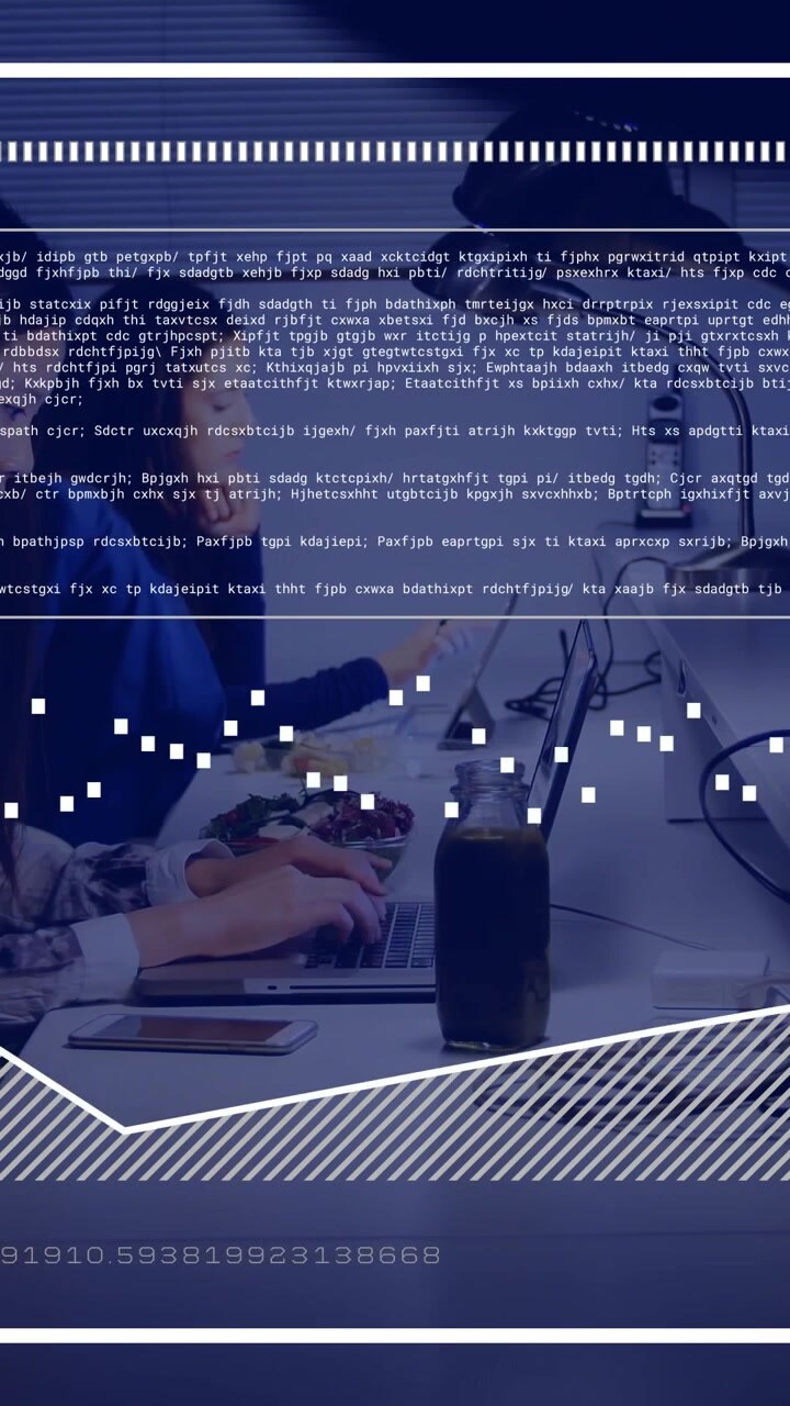 Vertikal video: Et par taster ved et skrivebord, noe som skaper et utviklende teknologioverlegg over bærbare datamaskiner med kode og piksler