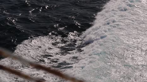 toma estática en cámara lenta desde un crucero por el océano creando olas y salpicaduras