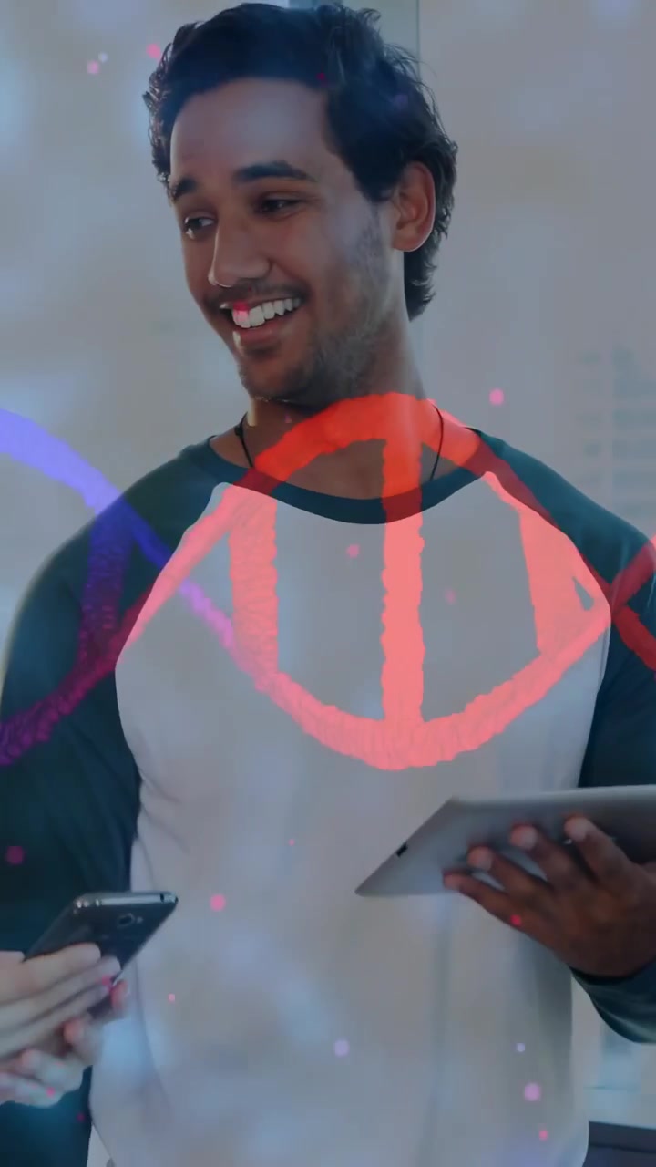 Video verticale: Uomo che guida un team toccando un tablet che mostra l'IT, mentre i telefoni filmano particelle di elica del DNA.