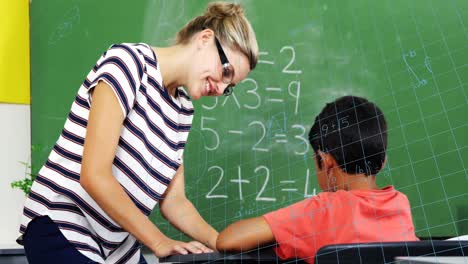 animación de ecuaciones matemáticas sobre una maestra caucásica enseñando a un niño en la escuela.