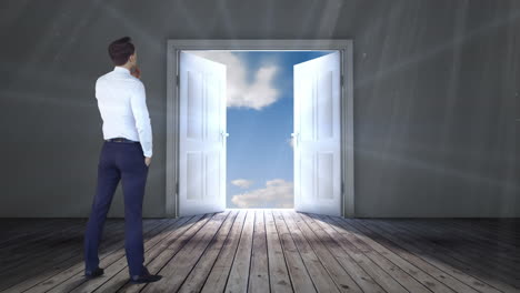 la puerta se abre al cielo azul observado por el hombre de negocios