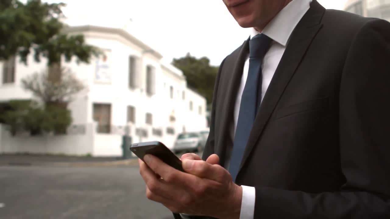 hombre de negocios guapo teniendo una llamada telefónica