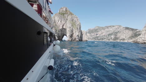 Durante-El-Día,-El-Viaje-En-Barco-Llega-A-Los-Farallones,-La-Roca-Con-El-Agujero