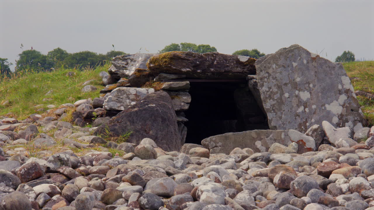 široký záběr vstupu do severní komory South Cairn u stojících kamenů Nether Largie Standing Stones v Kilmartin