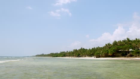 gente en la playa de arena blanca de mombasa en kenia, áfrica