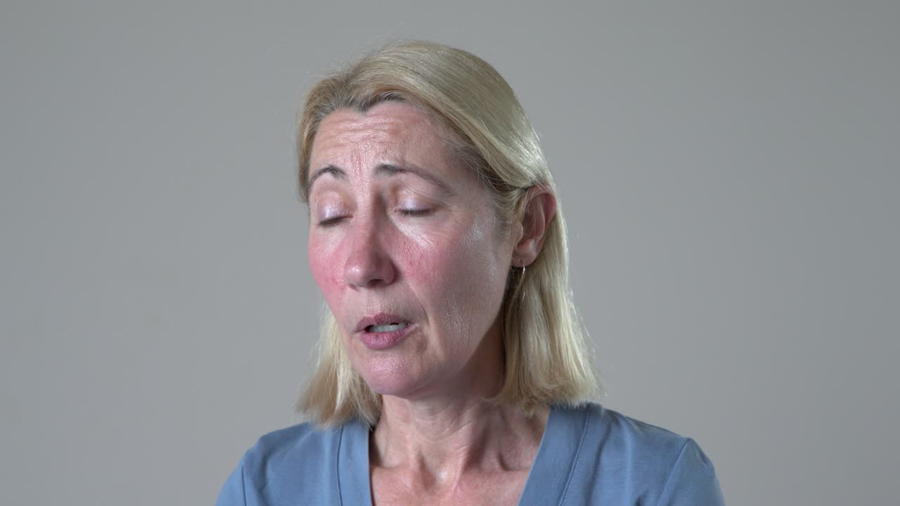 mujer rubia agitada por el dolor y el llanto