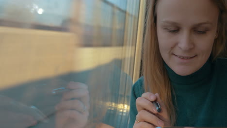 This-is-how-she-spending-time-in-train