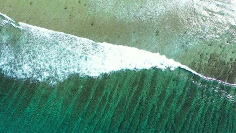 Textura-De-Agua-De-Mar-Abstracta,-Belleza-Escénica-De-Las-Olas-Del-Mar-Salpicando-En-La-Orilla,-Hawaii,-Estados-Unidos