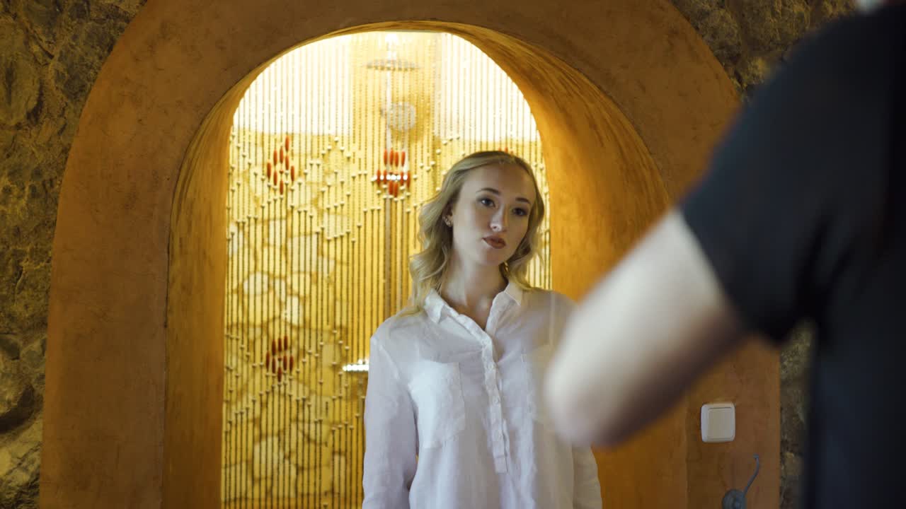 아한 인테리어에 있는 여자