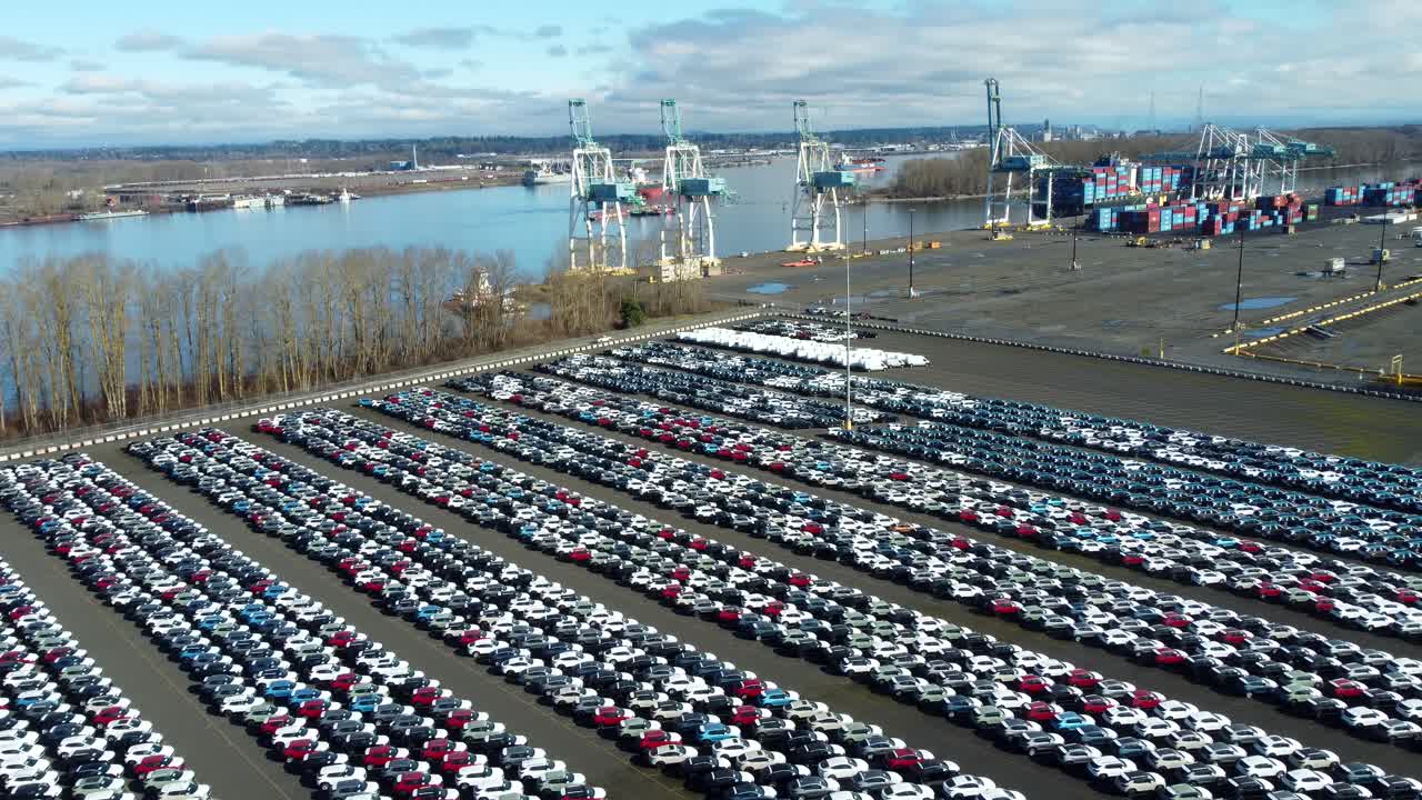 ABD, Oregon, Portland, 2026-02-15 - Columbia Nehri üzerindeki Portland Limanı Terminal 6'nın dron görüntüsü. Yeni bir oto parkı, boşaltılmakta olan bir geminin bulunduğu bir konteyner limanı ve nehirdeki gemiler, kışın.