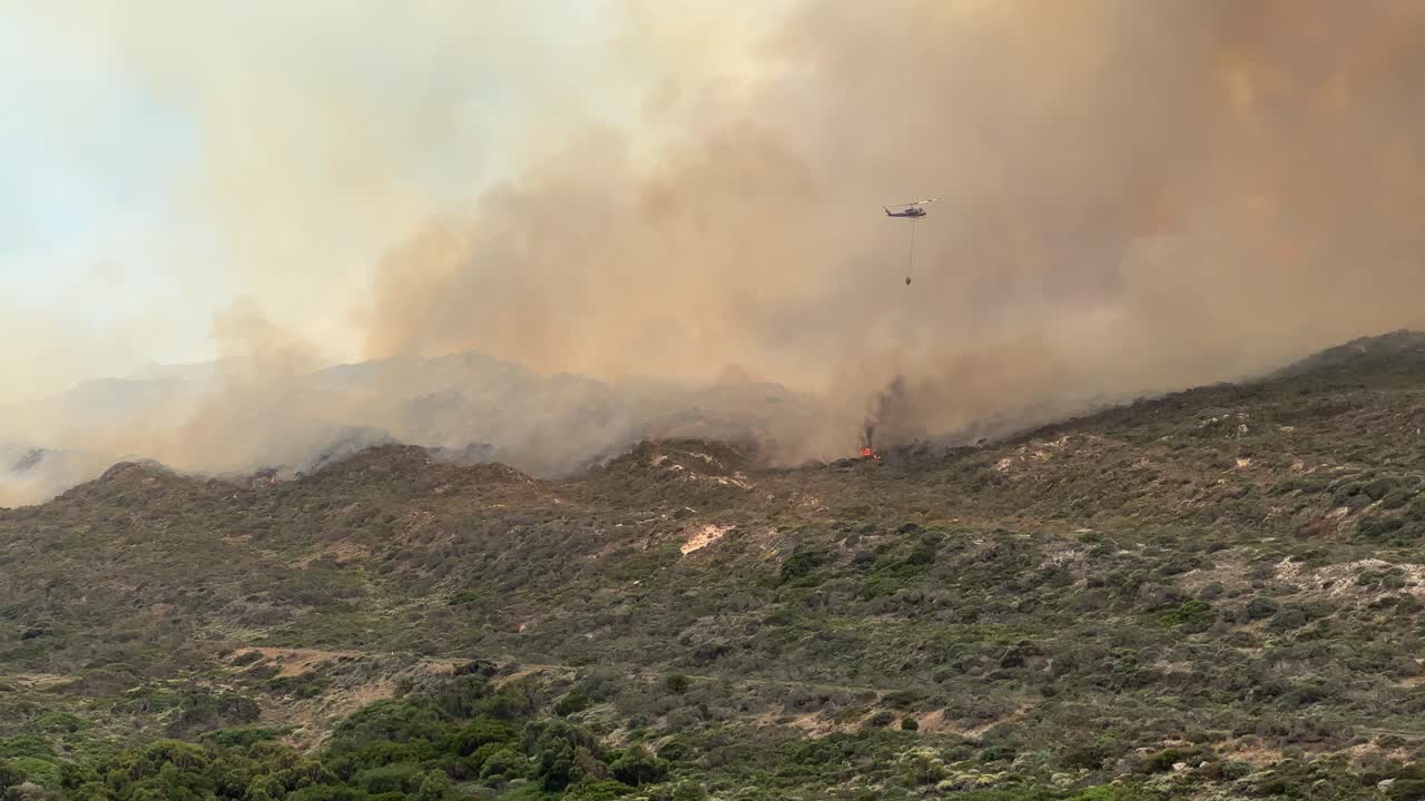 fuego en las montañas del cabo occidental