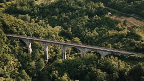 vista aérea del ponte ferroviario sul fiume serchio, un puente ferroviario cerca de garfagna, una región histórica en el centro de italia