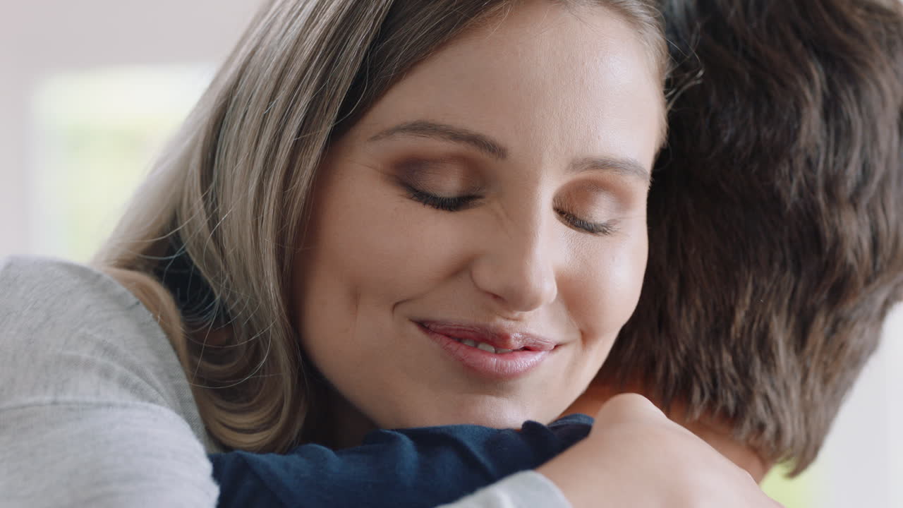 coppia felice che si abbraccia donna eccitata che abbraccia il fidanzato che condivide buone notizie che gode di una relazione romantica a casa filmato in 4k