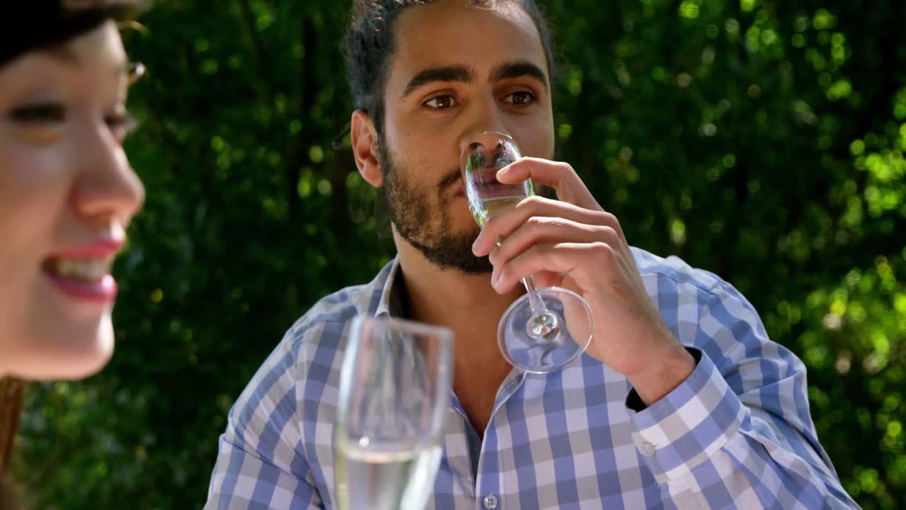 amigos bebiendo champán durante el almuerzo