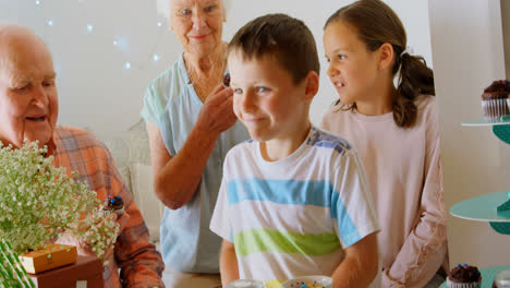 Vista-Frontal-De-Una-Familia-Multigeneracional-Caucásica-Celebrando-Una-Fiesta-De-Cumpleaños-En-Una-Casa-Cómoda-4k