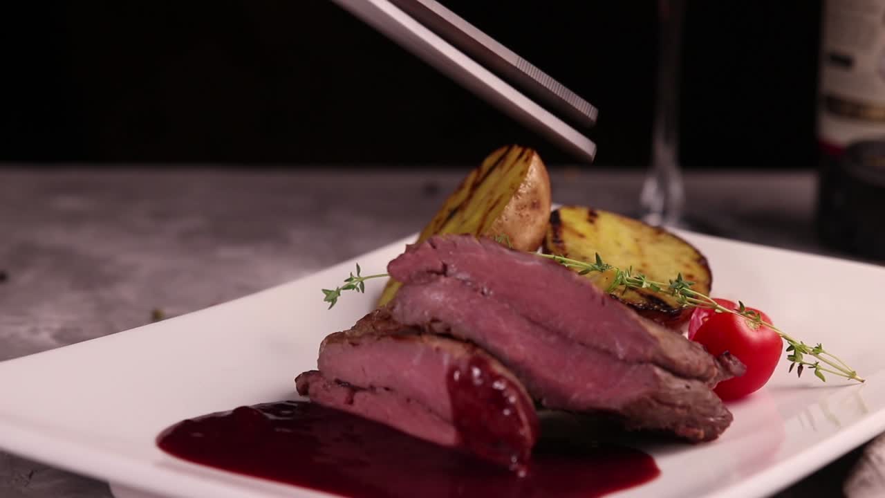 deliciosa cena de bistec con salsa de vino rojo y patatas asadas