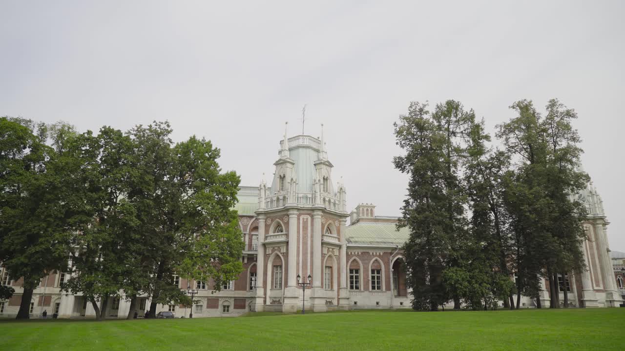 palacio en un parque