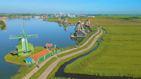 Beautiful-farmland-and-industrial-windmill-in-Zaanse-Schans,-Netherlands---a-tourist-attraction-located-near-Amsterdam