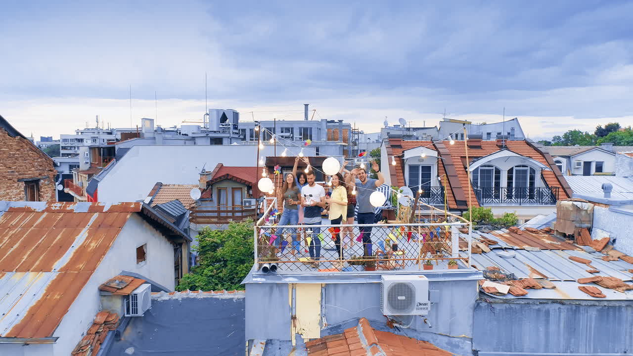 옥상 파티 친구들이 축하하고 있습니다.